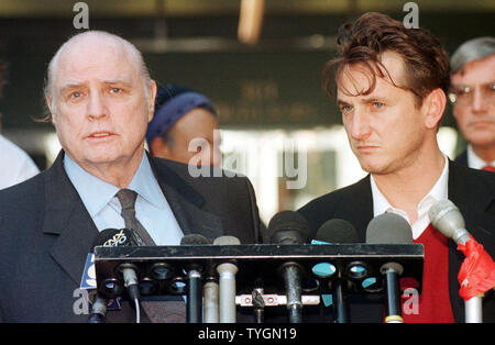 Marlon Brando shown in 1998 with future Best Actor Oscar winner Sean Penn (right). Brando who won Oscar Awards for his performances in the films 'On the Waterfront' and 'The Godfather' died at the age of 80 on July 1, 2004 in Los Angeles. (UPI Photo/Jim Ruymen) Stock Photo