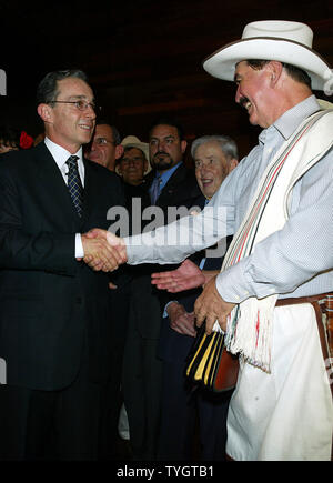 Colombian President Alvaro Uribe (L) and Juan Valdez, the icon of Colombian coffee, pose for pictures at the opening of the Juan Valdez Cafe in New York in New York on September 28, 2004.  (UPI Photo/Laura Cavanaugh) Stock Photo