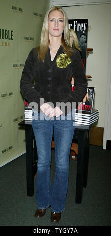 Amber Frey signs copies of her book "Witness for the Prosecution of