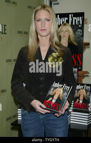 Amber Frey signs copies of her book "Witness for the Prosecution of
