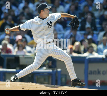 New York Yankees' Mike Mussina pitches to Boston Red Sox's Mike Lowell ...