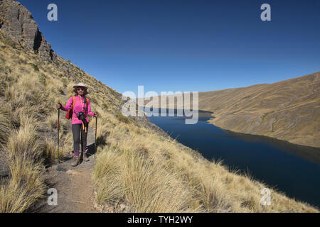 Trekking above Lake Khara Khota (Q'ara Quta) along the Cordillera Real Traverse, Bolivia Stock Photo