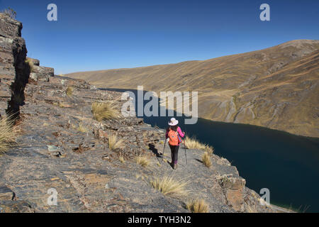 Trekking above Lake Khara Khota (Q'ara Quta) along the Cordillera Real Traverse, Bolivia Stock Photo
