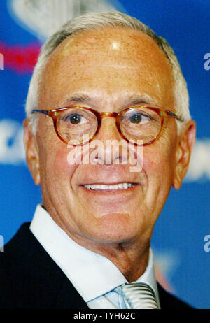 Basketball Hall of Famer Larry Brown is announced as the New York  Knicks' new head coach during a press conference at Madison Square Garden on July 28, 2005 in New York City. Brown, former coach for the Detroit Pistons, will be the highest paid basketball coach ever, receiving over $10 million a year.  (UPI Photo/Monika Graff) Stock Photo