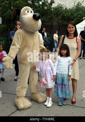 Soon-Yi Previn (Mrs. Woody Allen) and kids arrive at the premiere of "Wallace & Gromit: The ...