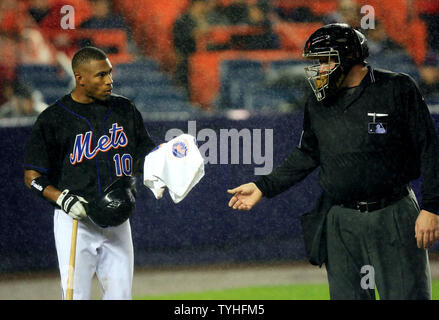 New York Mets (10) Endy Chavez looses his bat during his at bat in the 4th  inning at Shea Stadium in New York City on June 21, 2006. The New York Mets