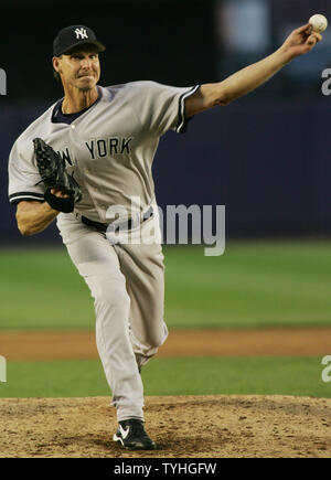 RANDY JOHNSON *HOF* / YANKEES 8 x10