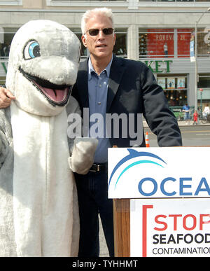 Actor/conservationist Ted Danson poses with the mascot for Oceana after  their press conference in New York on Tuesday, June 20, 2006 to announce  that the Whole Foods supermarket chain will commit to posting signs in  their seafood sections to warn ...