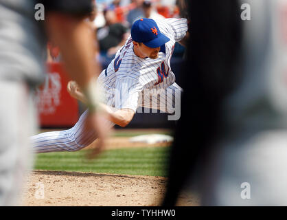 New York Mets Chad Bradford throws a pitch in the 9th inning at