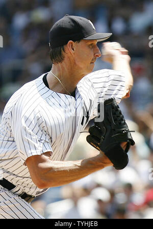 Houston Astros pitcher Randy Johnson plays in a game against the Chicago  Cubs at Wrigley Field in Chicago IL. (AP Photo/Tom DiPace Stock Photo -  Alamy