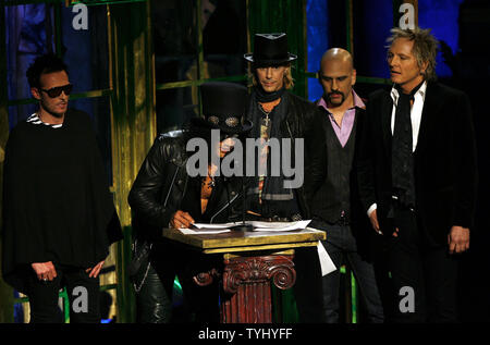 Scott Weiland, Slash, David Kushner, Michael McKagan and Matt Sorum speak at the podium during the Rock and Roll Hall of Fame induction ceremonies at the Waldorf Astoria in New York City on March 12, 2007.  (UPI Photo/John Angelillo) Stock Photo