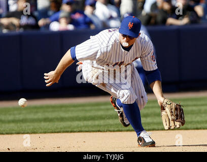 New York Mets David Wright makes an error at 3rd base on a ball hit