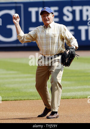 Robin Williams throws a baseball in the infield while filming the movie 'Old Dogs' with John Travolta at Shea Stadium in New York City on July 26, 2007.  (UPI Photo/John Angelillo) Stock Photo