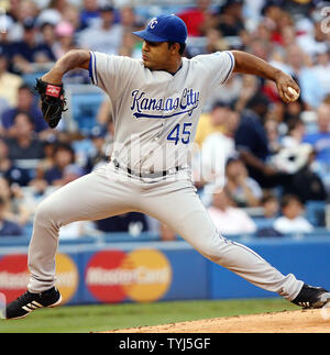 Kansas City Royals' Odalis Perez pitches to Texas Rangers' Kenny Lofton ...