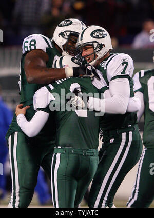 Green Bay Packers kicker Mason Crosby and Daryn Colledge react after a  missed field goal in the second quarter against the New York Jets in week 8  of the NFL season at New Meadowlands Stadium in East Rutherford, New Jersey  on October 31, 2010