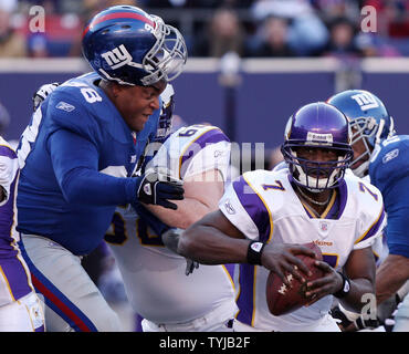 New York Giants Fred Robbins loses his helmet while trying to sack  Minnesota Vikings quarterback Tarvaris Jackson (7) at Giants Stadium in  East Rutherford, New Jersey on November 25, 2007. (UPI Photo/John Angelillo  Stock Photo - Alamy