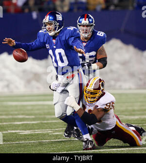 New York Giants quarterback Eli Manning releases a pass in the second  quarter against the Dallas Cowboys at Giants Stadium in East Rutherford,  New Jersey on November 11, 2007. (UPI Photo/John Angelillo