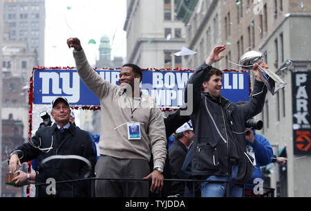 Michael strahan and tom coughlin hi-res stock photography and images - Alamy