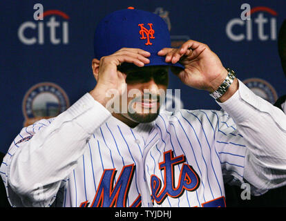 Photo: MINNESOTA TWINS JOHAN SANTANA WINS AMERICAN LEAGUE CY YOUNG AWARD -  SLP2004111101 