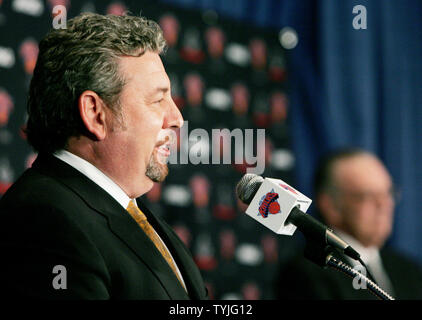New York Knicks chairman Jim Dolan introduces Donnie Walsh (R) as the new president of operations for the Knicks at Madison Square Garden on April 2, 2008 in New York. Walsh, former president of the Indiana Pacers, is replacing Thomas Isiah but Isiah will continue as team coach for now.  (UPI Photo/Monika Graff) Stock Photo