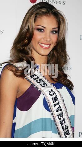 Miss Universe Dayana Mendoza and Miss USA Crystle Stewart attend