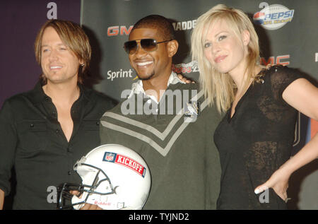 Singers Keith Urban, Usher and Natasha Bedingfield (l to r) announced to  the media ON 9/3/08 that they will perform at the NFL opening kickoff 2008 in New York City on September 4, 2008.   (UPI Photo/Ezio Petersen) Stock Photo