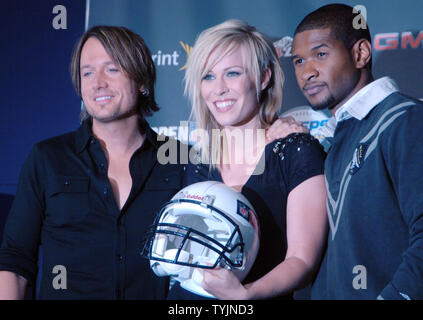 Singers Keith Urban, Natasha Bedingfield and Usher (l to r) announced to  the media on 9/3/08 that they will perform at the NFL opening kickoff 2008 in New York City on September 4, 2008.   (UPI Photo/Ezio Petersen) Stock Photo