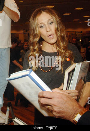 Actress Sarah Jessica Parker checks out a book before purchasing it during the kick off of the 5th Annual Fund for Public Schools Shop for Public Schools Program in New York on October 1, 2008.   (UPI Photo/Ezio Petersen) Stock Photo