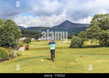 Golfer on the first tee at Brodick Golf Club, Brodick, isle of Arran, Scotland, UK Stock Photo