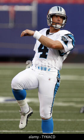 Carolina Panthers' John Kasay (4) kicks an 11-yard field goal on the ...