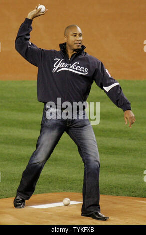 Former New York Yankees Bernie Williams throws the first pitch at the start of the Yankees' game against  the Los Angeles Angels of Anaheim during game 6 of their ALCS game at Yankee Stadium on October 25, 2009 in New York City.     UPI Photo/Monika Graff Stock Photo