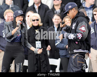 .com: Jay-Z Alicia Keys New York Yankees singing World Series 8x10  11x14 16x20 924 - Size 8x10 : Sports & Outdoors