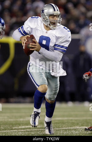 Dallas Cowboys Tony Romo runs out of the pocket in the first quarter  against the New York Giants in week 13 of the NFL season at Giants Stadium  in East Rutherford, New Jersey on December 6, 2009. UPI /John Angelillo  Stock Photo - Alamy