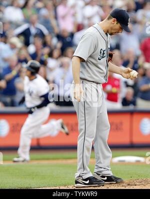 Seattle Mariners starting pitcher Cliff Lee signs autographs on the team's  first day of baseball spring training for pitchers and catchers, Thursday,  Feb. 18, 2010, in Peoria, Ariz. (AP Photo/Charlie Neibergall Stock