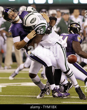 New York Jets defender Shaun Ellis forces New Orleans Saints quarterback  Aaron Brooks to run out of the pocket at Giants Stadium in East Rutherford,  New Jersey on November 27, 2005. (UPI