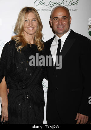 Steffi Graf and Andre Agassi arrive at the Longines Los Angeles Masters ...