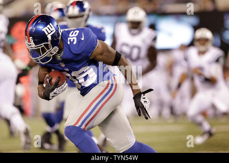 New York Giants Jayron Hosley chases Pittsburgh Steelers Mike