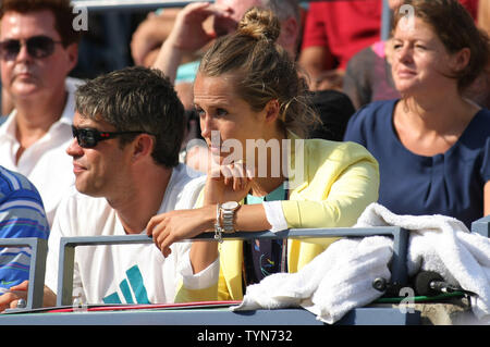 Wimbledon 2012: Kim Sears wraps up warm in Louis Vuitton to watch Andy  Murray soar into quarter finals