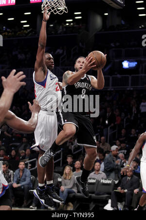 Brooklyn Nets' Deron Williams (8) drives past Charlotte Hornets' Gary ...