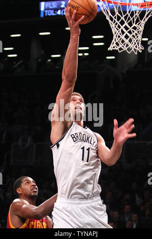 Cleveland Cavaliers forward Alonzo Gee (33) drives on Detroit Pistons ...