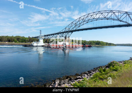 Tugboat Cape Lookout pushing double hulled fuel barge DBL 102 through Cape Cod Canal under the Bourne Bridge Stock Photo