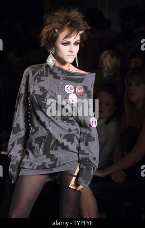 Vivienne westwood fashion show hi-res stock photography and images - Alamy