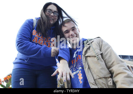 Love and baseball: Couple gets engaged at Citi Field