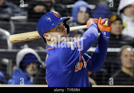 Photo: Mets David Wright hits 2-run homer off Royals Yordano