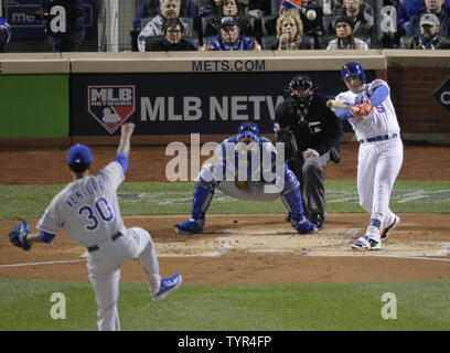 Photo: Mets David Wright hits 2-run homer off Royals Yordano Ventura -  NYP20151030307 