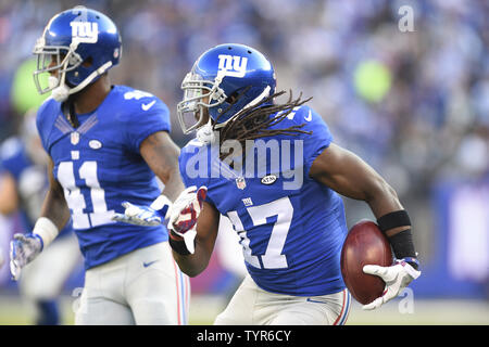 New York Giants wide receiver Dwayne Harris (17) runs back a kick