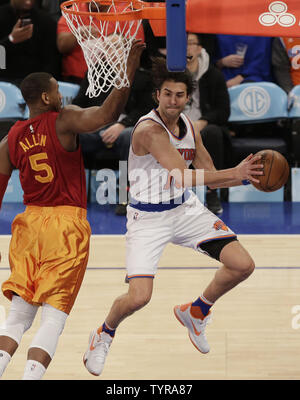 New York Knicks' Sasha Vujacic (18) shoots over Philadelphia 76ers ...