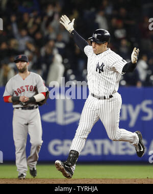 Teixeira wins it with walk-off grand slam 