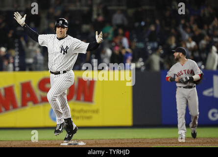 Teixeira wins it with walk-off grand slam 