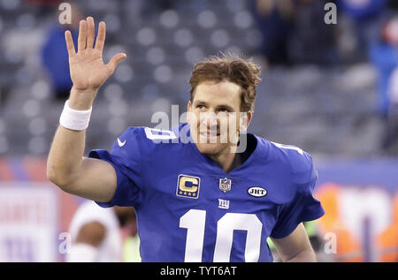 New York Giants Eli Manning #10 calls the play. The New York Giants  defeated the Washington Redskins 23-17 at Giants Stadium in Rutherford, New  Jersey. (Credit Image: © Anthony Gruppuso/Southcreek Global/ZUMApress.com  Stock